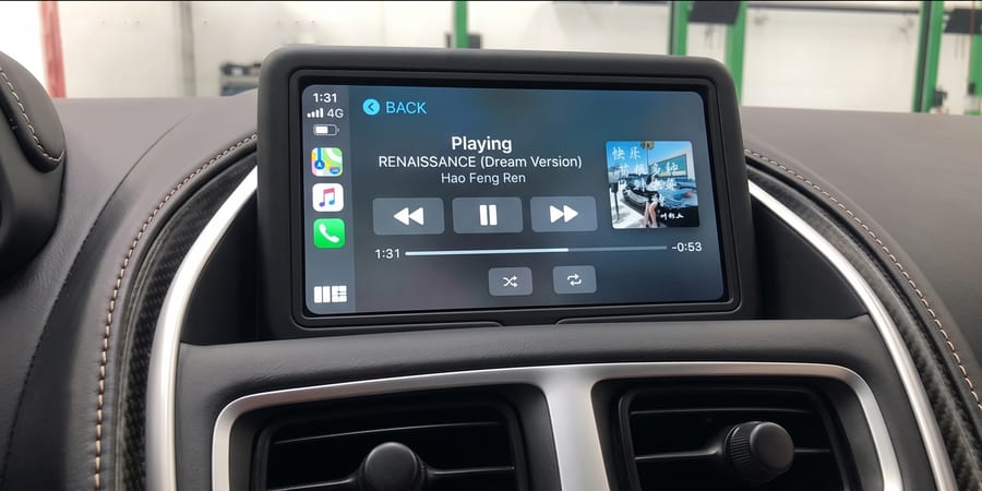安装 DIYCarPlay 解码器后运行无线 Apple CarPlay 的 Aston Martin 信息娱乐系统 (DB11)