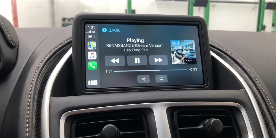 Aston Martin infotainment (DB11) 无线 CarPlay 解码模块 —— 原厂屏幕改装实拍