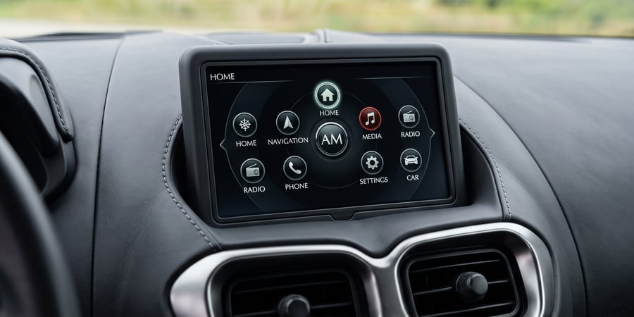 CarPlay 改装前的 Aston Martin 信息娱乐系统 (Vantage) 原厂菜单——原始界面完整保留