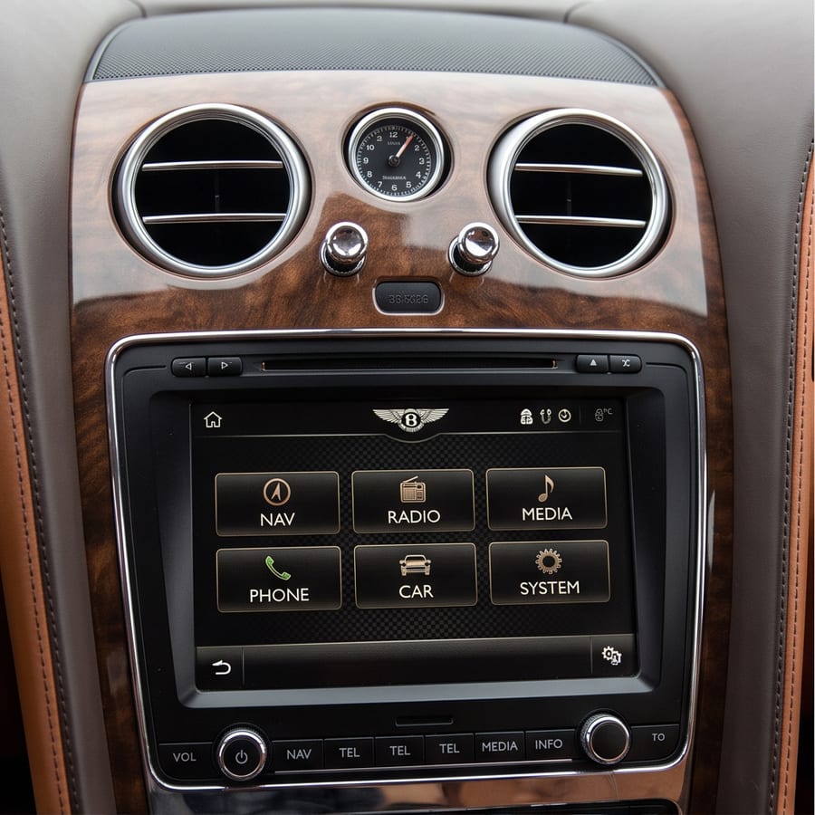 CarPlay 改装前的 Bentley 信息娱乐系统 (Bentayga) 原厂菜单 — 原始界面完整保留