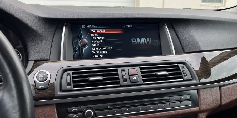CarPlay 改装前的 BMW NBT (Next Big Thing) iDrive 原厂菜单 — 完整保留原始界面