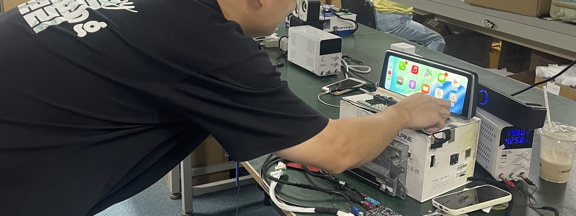 DIYCarPlay 深圳工厂 —— 技术员在测试台上检测 CarPlay 解码器主机