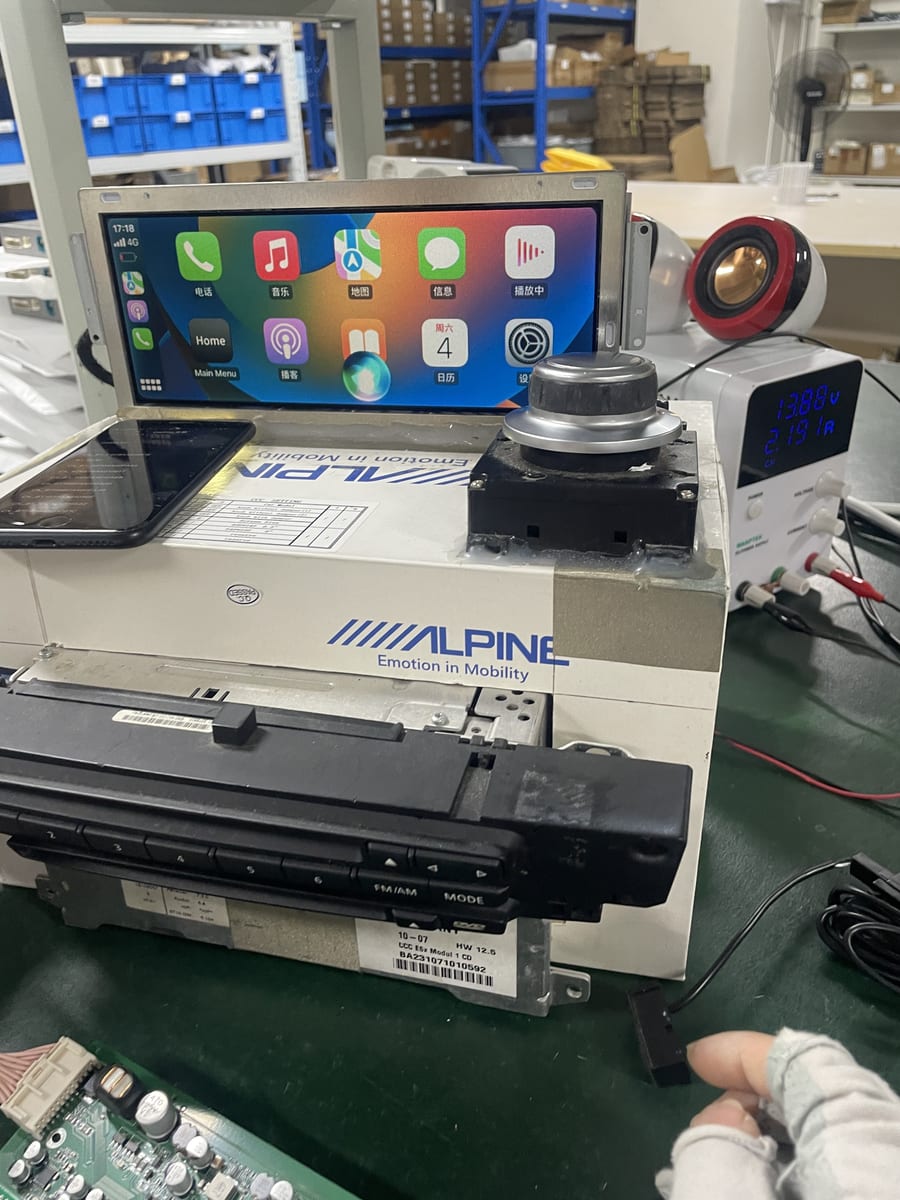 工厂测试台上进行无线 CarPlay 功能测试
