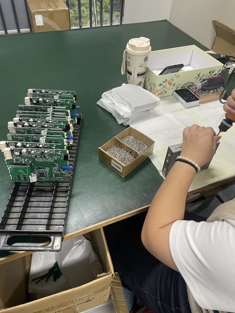 Shenzhen工厂内 CarPlay 解码模块的 PCB 组装