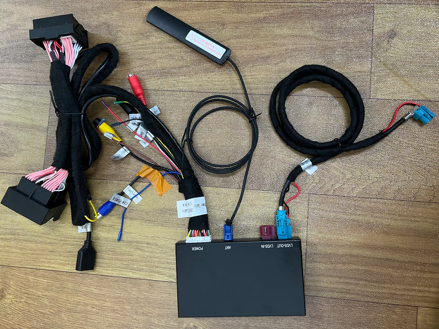 Plug and play CarPlay decoder module kit with wiring harness, 5GHz WiFi antenna and LVDS connectors for a VW MIB retrofit