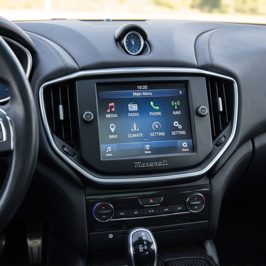 CarPlay 改装前的 Maserati 信息娱乐系统原厂菜单 — 原始界面完整保留