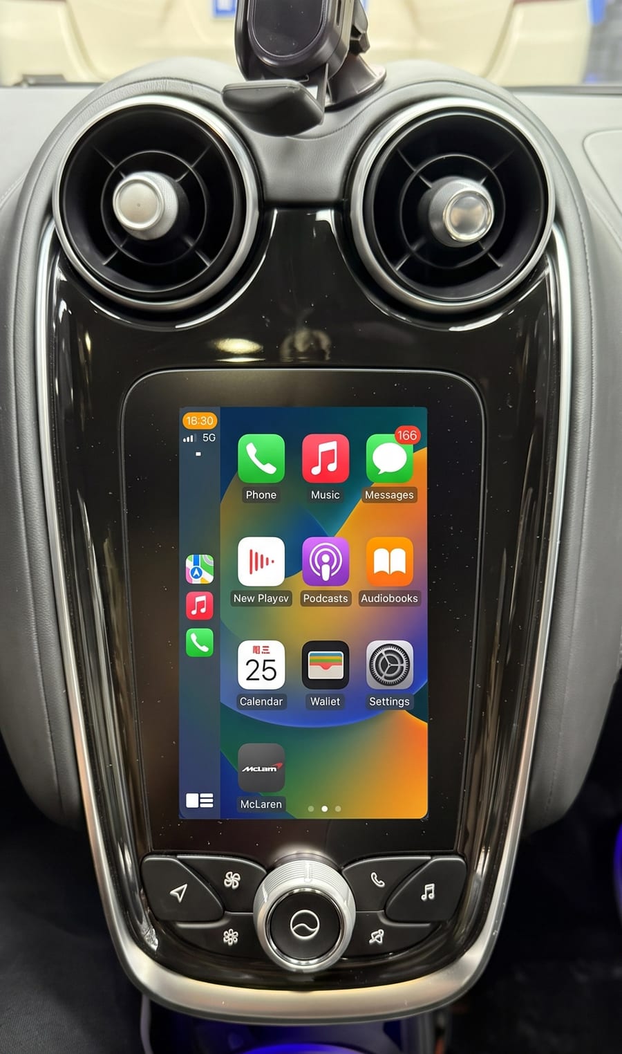 安装 DIYCarPlay 解码器后运行无线 Apple CarPlay 的 McLaren IRIS 信息娱乐系统