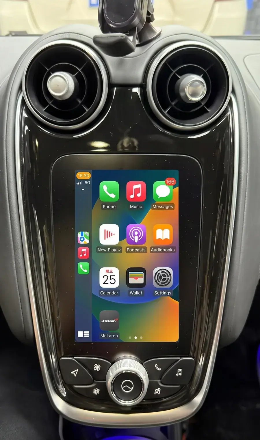 McLaren IRIS infotainment 无线 CarPlay 解码模块 —— 原厂屏幕改装实拍