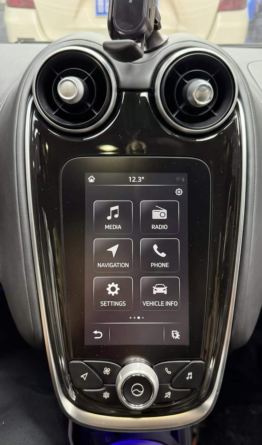 CarPlay 改装前的 McLaren IRIS 信息娱乐系统原厂菜单——原始界面完整保留