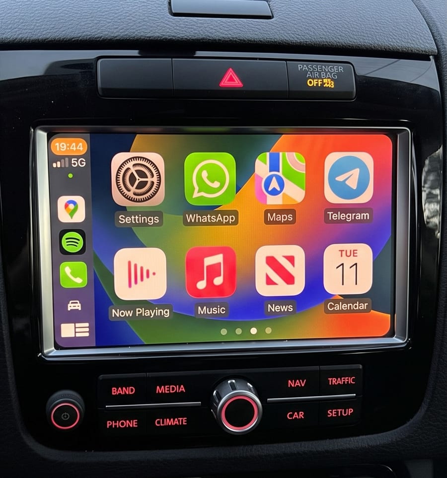 DIYCarPlay 解码器安装后，Volkswagen VW MIB 信息娱乐系统运行无线 Apple CarPlay